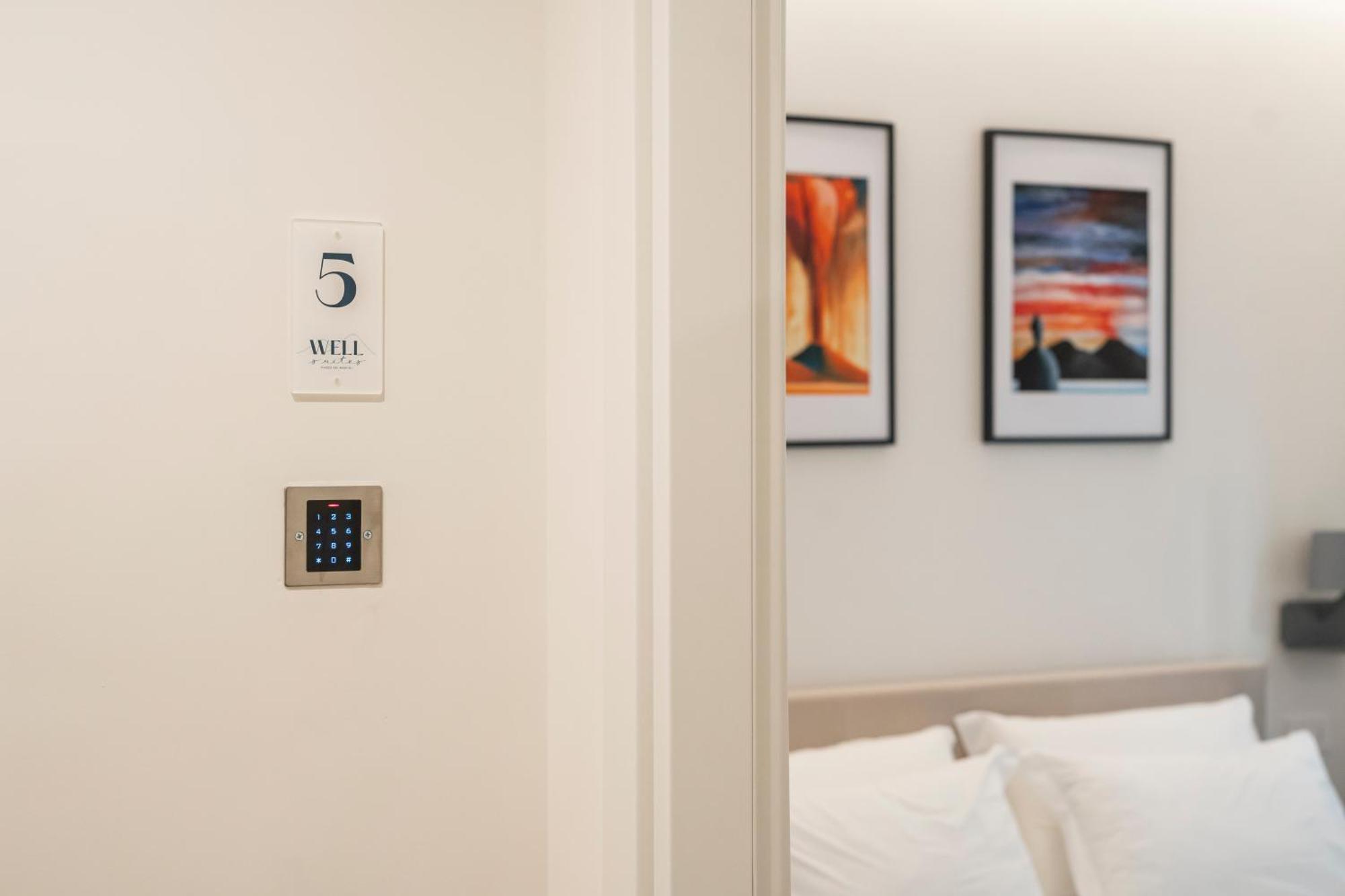 Well Suites - Piazza Dei Martiri Napoli Exterior foto
